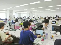 開放的で広々としたオフィスフロアです。