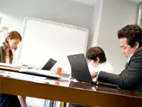 少数精鋭の組織ならではの風通しの良さも特徴。意見をどんどん発信していってください。
