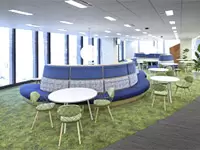 2014年2月に移転した本社。長い時間でも“快適に過ごせる場”となることを重視したオフィス環境です。