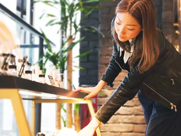 ブランドの拡販だけでなくイメージ構築にも欠かせない接客。あなたがブランドの顔になってください