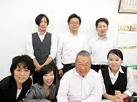 あなたの限りない可能性を当社で広げていってください！（前列向かって右から2番目：代表取締役　澤本 勇）