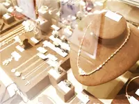 店内には70～89ブランドの高級ジュエリー･時計が数千点用意してあります。