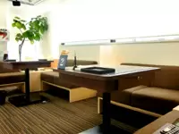 くつろげる広々とした店内。お客様にとって快適な空間とするため、店内には工夫がいっぱい！