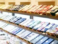 通販サイトや実店舗での販売の他、さまざまな有名企業とのコラボ商品もあるんです！