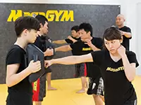 トレーニングは受け放題！みんな真剣な顔でさわやかな汗をかいています。