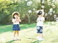 「服育」を目的とした北欧風テイストの子供服。カラフルな色使いとモチーフが特徴的。