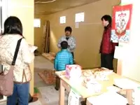 ショールームにお越しいただく方のご案内風景です。受付ブースの装飾などもおまかせします☆