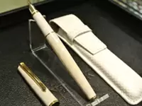 特別な日の贈り物として購入される高級筆記具を取り扱っています。