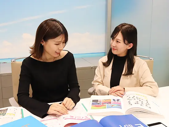 元不動産営業のOさん・元美容カウンセラーのNさん。2023年中途入社のメンバーです♪
