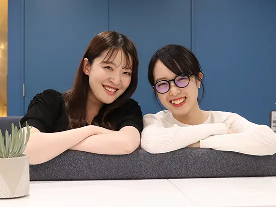 20代のメンバーが活躍中！普段は集中しつつ、業務のすき間時間で談笑したりとメリハリをつけて働いています