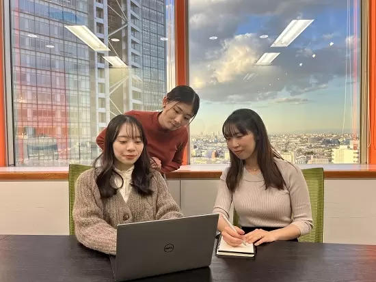 笑顔や笑い声も溢れるMTG。社歴に関係なく、意見やアイデアを言い合える、フラットな環境です♪
