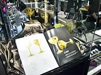 同業他社との連携で年4回のオークションを実施。従業員一同、一丸となって美術品を取り揃えています。