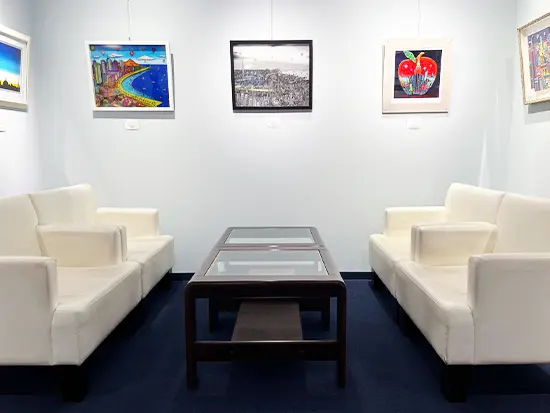 版画以外にアートグッズも販売！お客様は20代～40代と幅広いです！（※写真はebisu gallery）