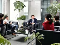 広々とした応接室。リラックスした雰囲気の中で、活発に意見を交わしています。