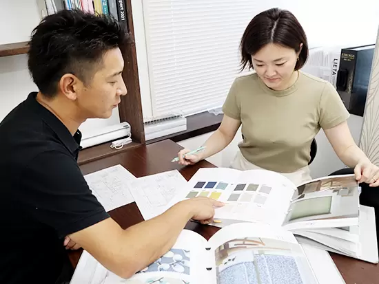 カーテンと一口に言っても、種類も形状も様々。丁寧にお教えしますので、その奥深さもお楽しみに！
