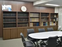 虎ノ門にあるオフィス。整然としたキレイな空間が広がっています。