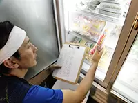 伝票を見ながら仕分け作業｡慣れればサクサクできちゃいます。