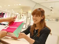 アイデアがカタチになり、商品を手に取るお客様が喜んでくれた瞬間は嬉しいです。