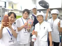 入院患者様たちにとって、日々の楽しみとなるような食事作りを行う栄養科のメンバー。