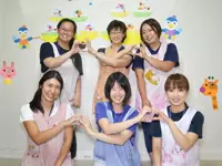 保育室で職員の子ども達を大切に見守る保育士メンバー。チームワークは抜群です！