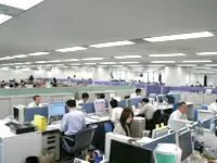 仕切りのないワンフロアのオフィスは、社員の活気がひしひしと感じられる