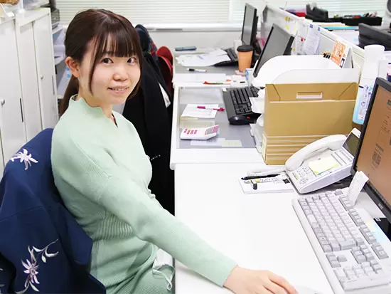髪型・ネイル・服装はオフィスカジュアルの範囲内であれば自由です◎