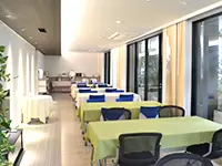 竣工したばかりの新社屋は、自慢のインテリジェントビル！ ランチタイムは4Fのラウンジでゆったり歓談♪