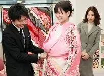 お客様の多くは成人式を控えてご来店されます。お客様の人生の説目に携わるやりがいのあるお仕事です。