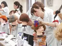 学生一人ひとりが自分たちの夢の実現へ一直線！それをバックオフィスから支えるやりがいのあるお仕事です。