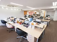 オシャレなデザイン、広々としたスペースのオフィスでお仕事もはかどります。