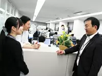 代表（右）との距離が近い！キャリアや現状を随時相談して、自分の働きやすさを追求できます。