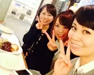 仕事帰りに女子会なんてことも。楽しいこともつらいこともみんな分かち合いましょう。