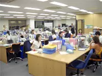 オフィスは広々。デスクもフラットな社内です