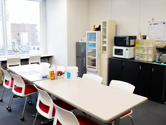 休憩室も完備しており、冷蔵庫やレンジ飲み物も充実しています。