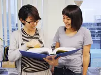 分からないことがあれば、そばにいる先輩スタッフがしっかりポートしていきまます。
