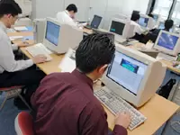 技術研修は本社研修ルームや現場のメーカーなどでご用意。