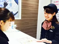 どんな些細な質問にも笑顔でご案内。お客様からお褒めの言葉をいただくことも。