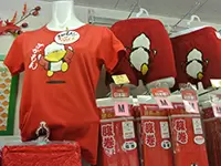 巣鴨の公式キャラクターとのコラボ商品も展開。