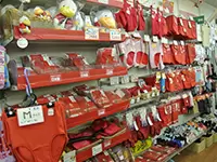 赤パンツのほか、たくさんのグッズが並びます★ぜひ一度足を運んでみてください！