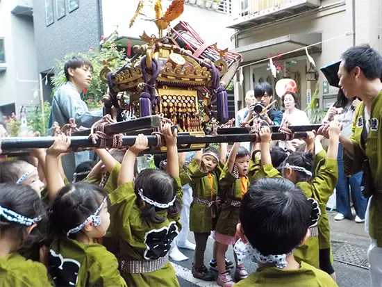 町内のお祭りでは本物のお神輿を担いで町内を練り歩きます。