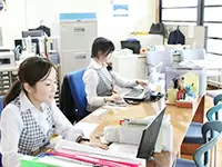 お客様をお迎えするカウンター。お客様がいつ来店してもいいようにスタッフが笑顔でお迎えします。