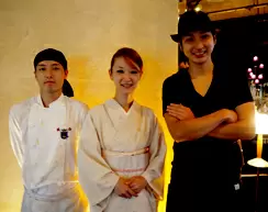 イタリアンや和食などの融合型レストラン「XEX」。スタッフの服装も話題もバラエティに富んでいます。