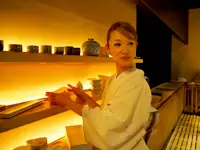 着付けも習えます。「和装でお客様の前に立つと、自然と背筋が伸びますね」と女将の平岡。