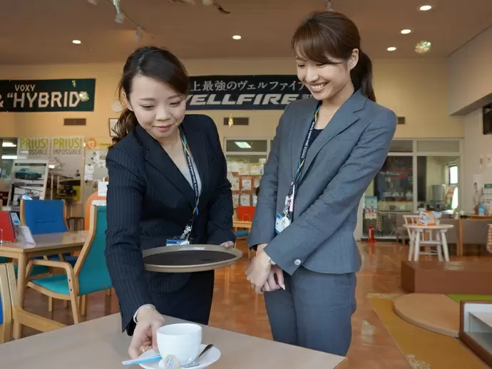 店舗には先輩社員がおり、一つひとつ丁寧にお教えします。世話好きの社員が多いのも当社の特長です！