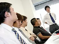会議はスキルアップのチャンス！積極的に意見交換してください。