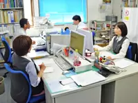 オフィスでは部署関係なく助け合って仕事を進めています