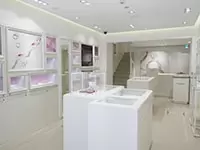 銀座店。明るくカジュアルな印象で、気軽にお客様に立ち寄っていただける雰囲気です。