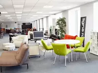 本社内のショールーム。インテリアや家具に興味がある方にとって刺激的な職場です。