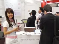 展示会当日は、スタッフが笑顔で働けるように現場の様子を確認しながらサポート。