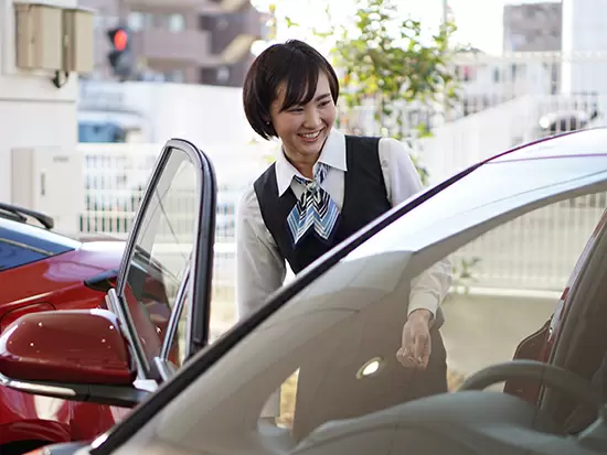 お客様との会話はとても大切。皆さんの経験や魅力で活躍できる場面です。